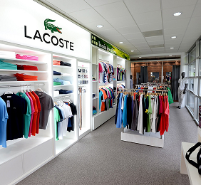 Enseigne intérieure pour une boutique Lacoste